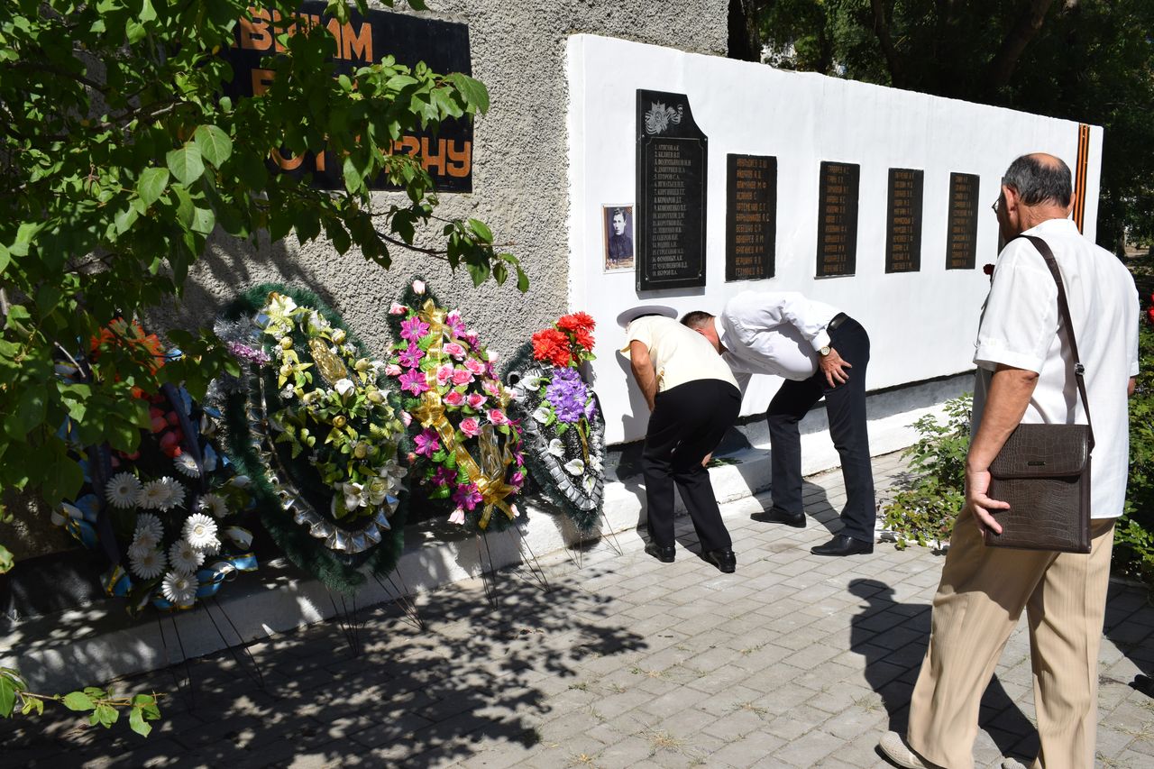 miting po sluchaju otkrytiya obnovlennoj memorialnoj doski web 01