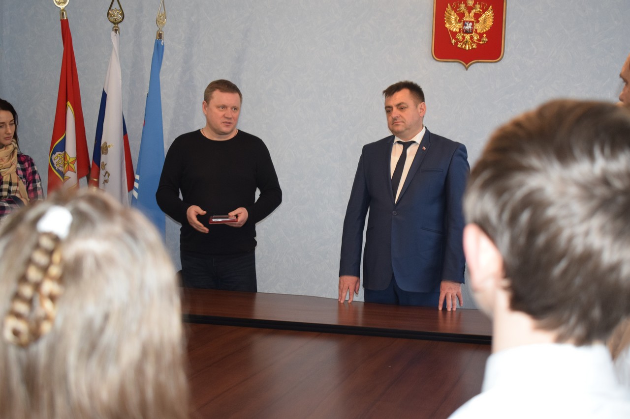 torzhestvennoe vruchenie zhitelyu blokadnogo leningrada web 01
