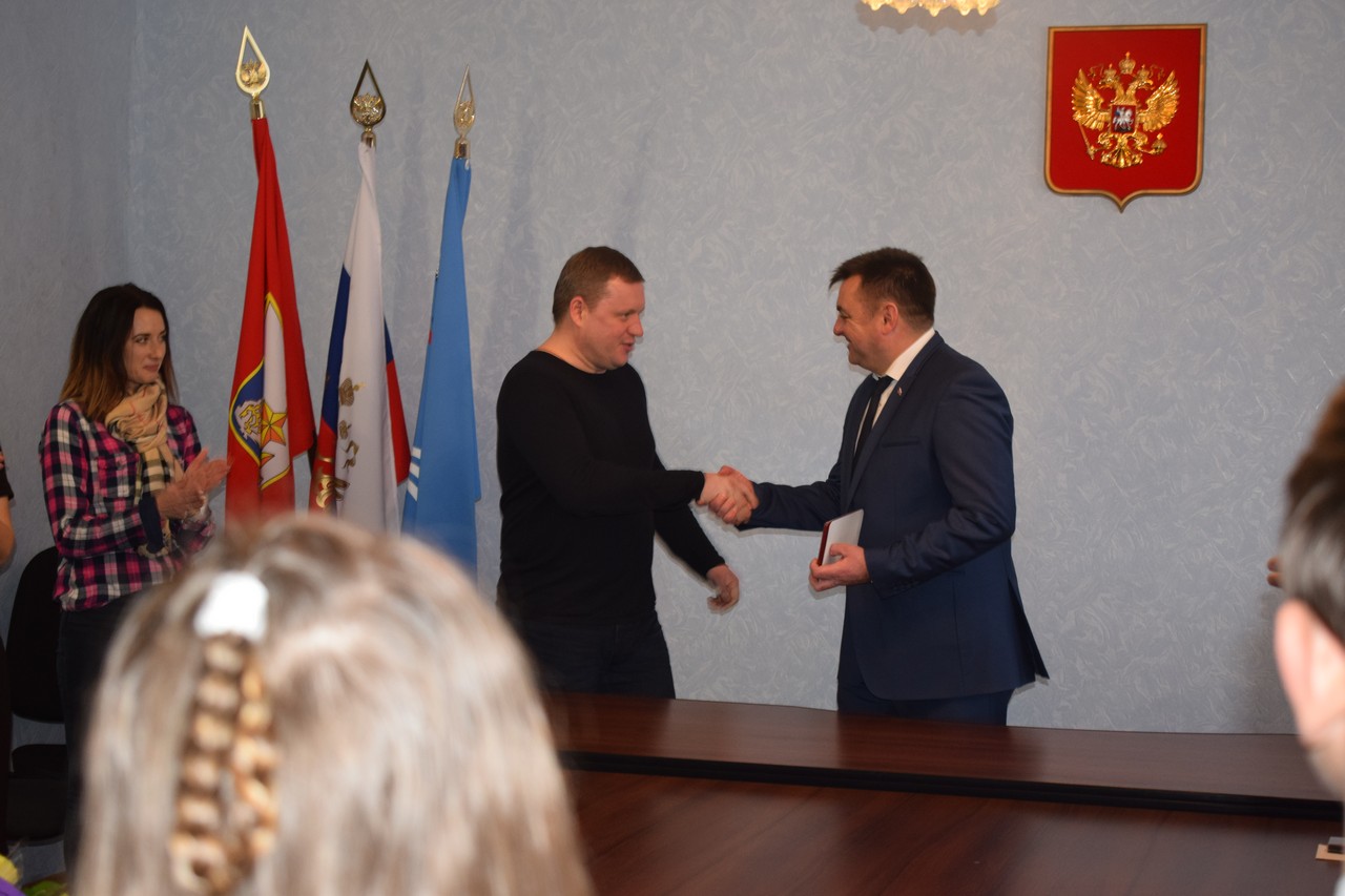 torzhestvennoe vruchenie zhitelyu blokadnogo leningrada web 01