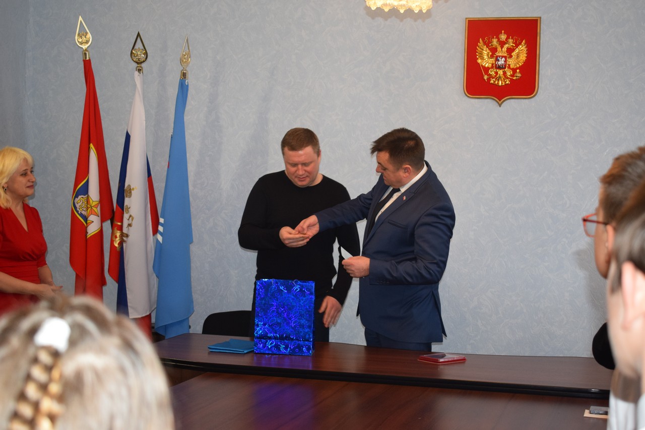 torzhestvennoe vruchenie zhitelyu blokadnogo leningrada web 01
