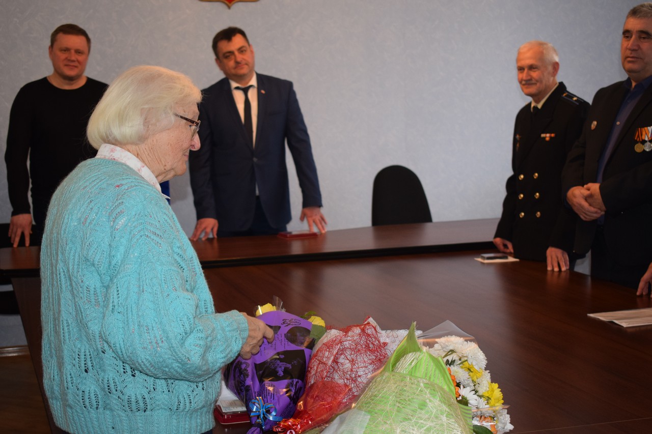 torzhestvennoe vruchenie zhitelyu blokadnogo leningrada web 01