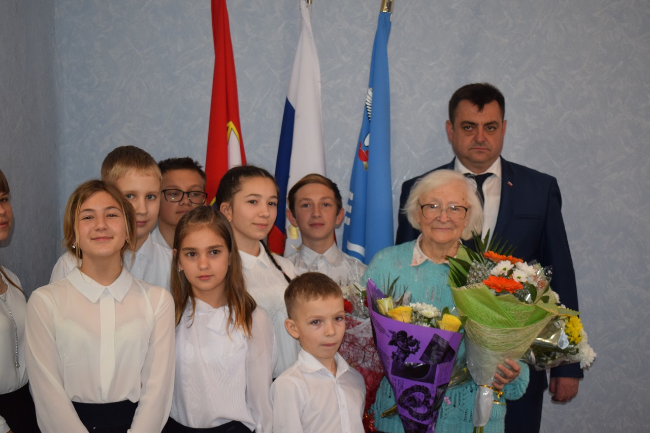 torzhestvennoe vruchenie zhitelyu blokadnogo leningrada web 01
