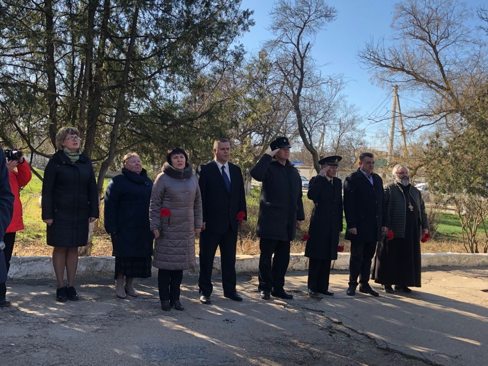 torzhestvennaya linejka posvyashjonnaya akcii Derevo imeni 01