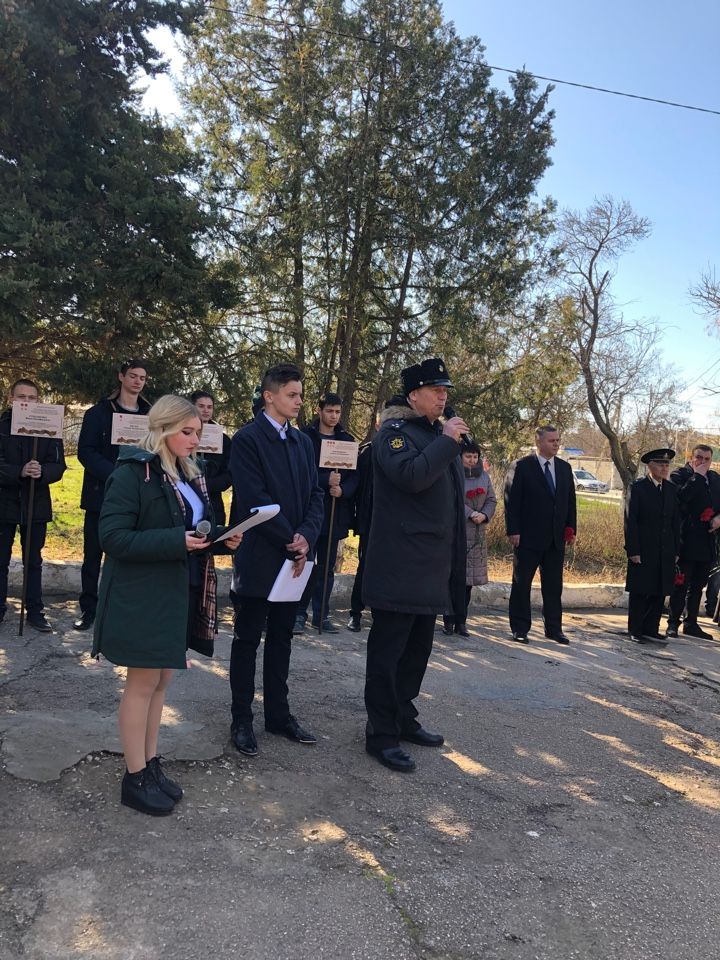 torzhestvennaya linejka posvyashjonnaya akcii Derevo imeni 01