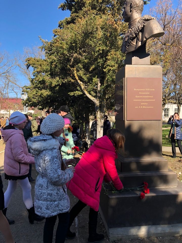 torzhestvennaya linejka posvyashjonnaya akcii Derevo imeni 01