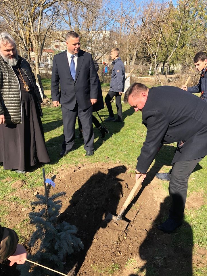 torzhestvennaya linejka posvyashjonnaya akcii Derevo imeni 01