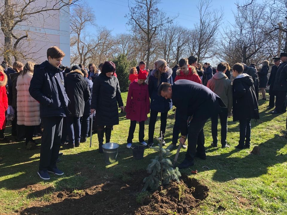 torzhestvennaya linejka posvyashjonnaya akcii Derevo imeni 01