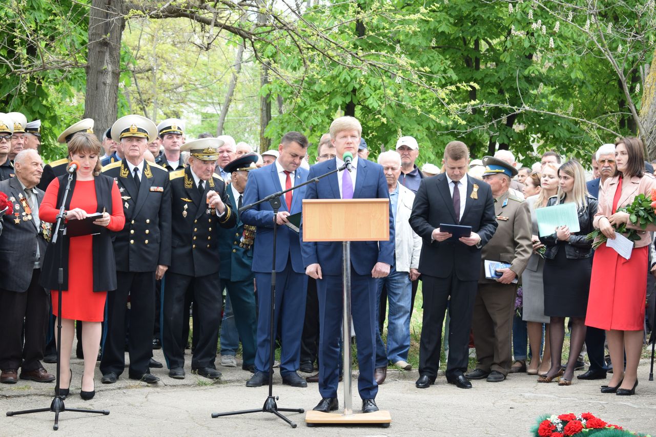 Torzhestvennaya ceremoniya otkrytiya pamyatnika dvazhdy Geroju Sovetskogo Sojuza Amet Han Sultanu 01