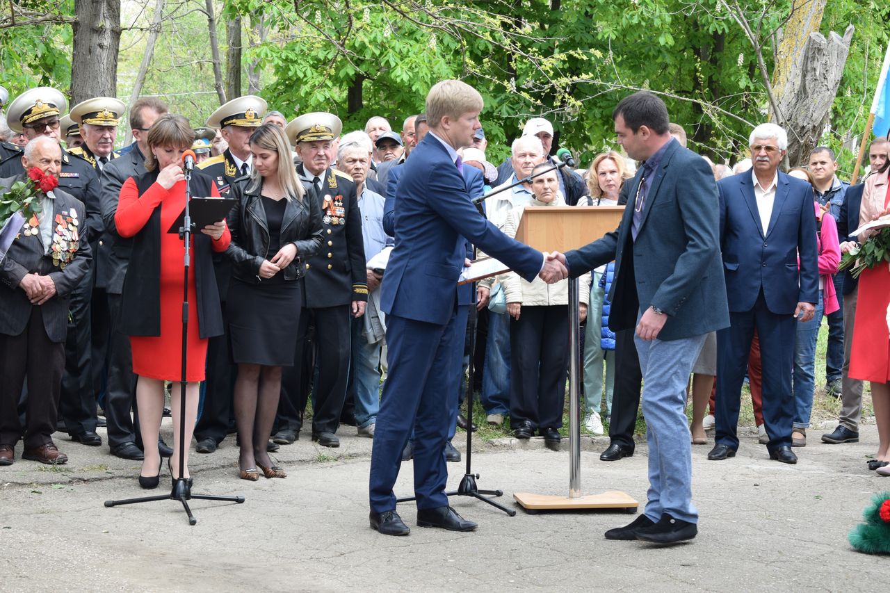 Torzhestvennaya ceremoniya otkrytiya pamyatnika dvazhdy Geroju Sovetskogo Sojuza Amet Han Sultanu 01
