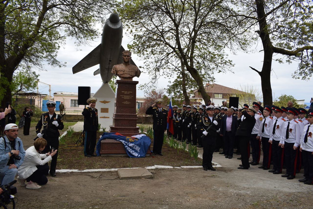 Torzhestvennaya ceremoniya otkrytiya pamyatnika dvazhdy Geroju Sovetskogo Sojuza Amet Han Sultanu 01