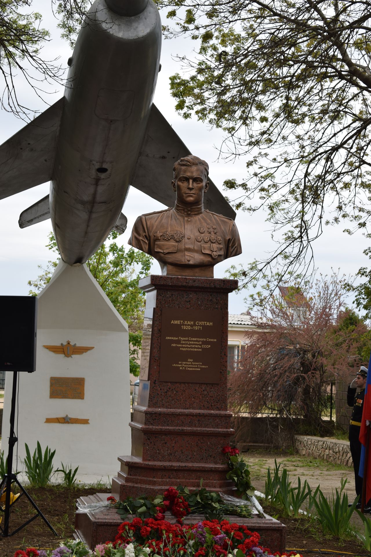Torzhestvennaya ceremoniya otkrytiya pamyatnika dvazhdy Geroju Sovetskogo Sojuza Amet Han Sultanu 01