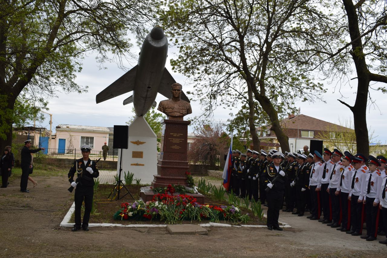 Torzhestvennaya ceremoniya otkrytiya pamyatnika dvazhdy Geroju Sovetskogo Sojuza Amet Han Sultanu 01