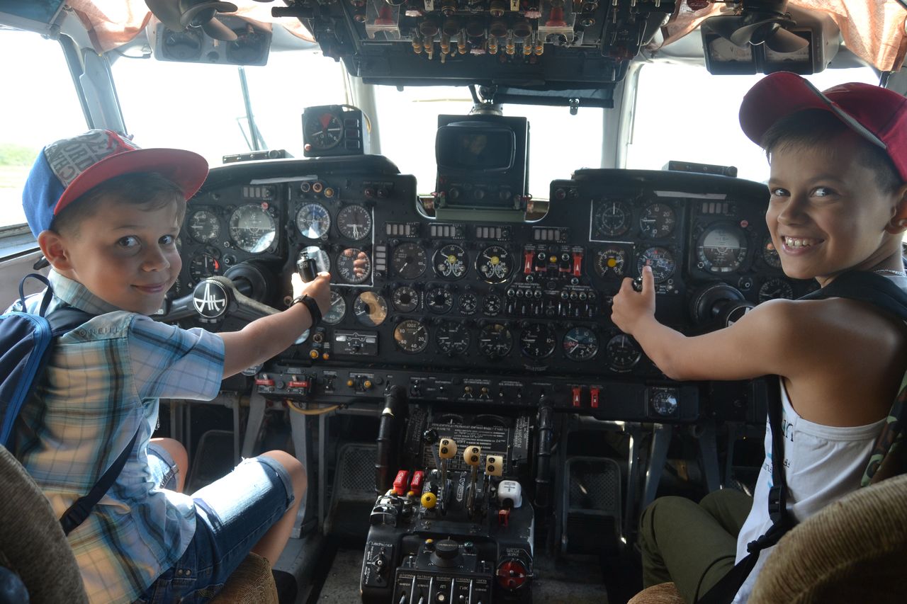 Glava VMO provjol jekskursiju so shkolnikami 01