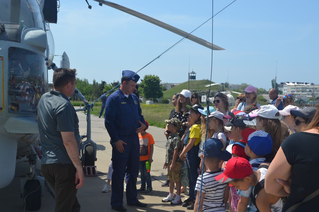 Glava VMO provjol jekskursiju so shkolnikami 01