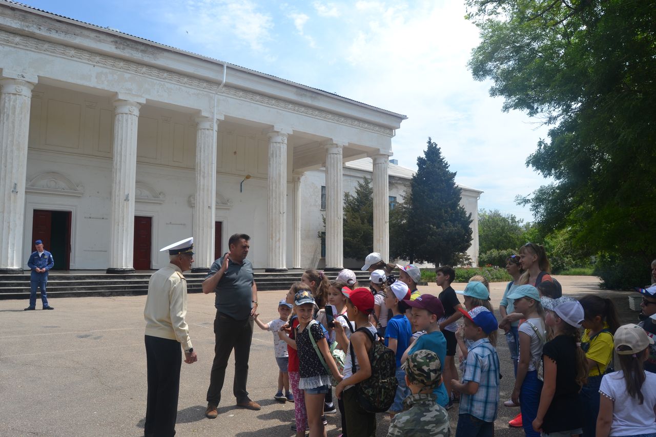 Glava VMO provjol jekskursiju so shkolnikami 01