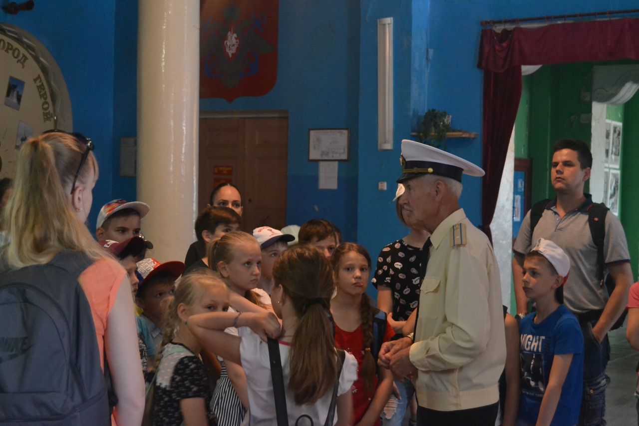 Glava VMO provjol jekskursiju so shkolnikami 01