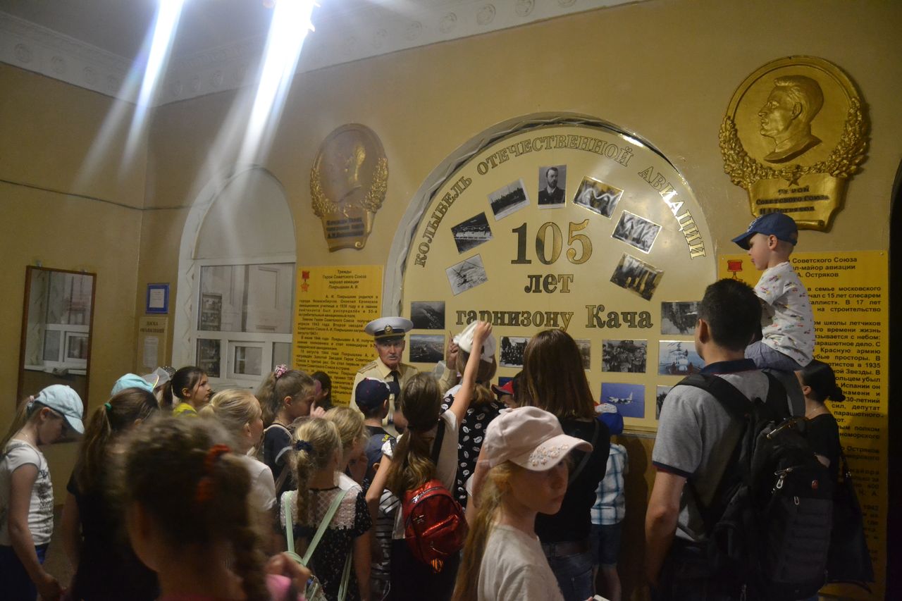 Glava VMO provjol jekskursiju so shkolnikami 01