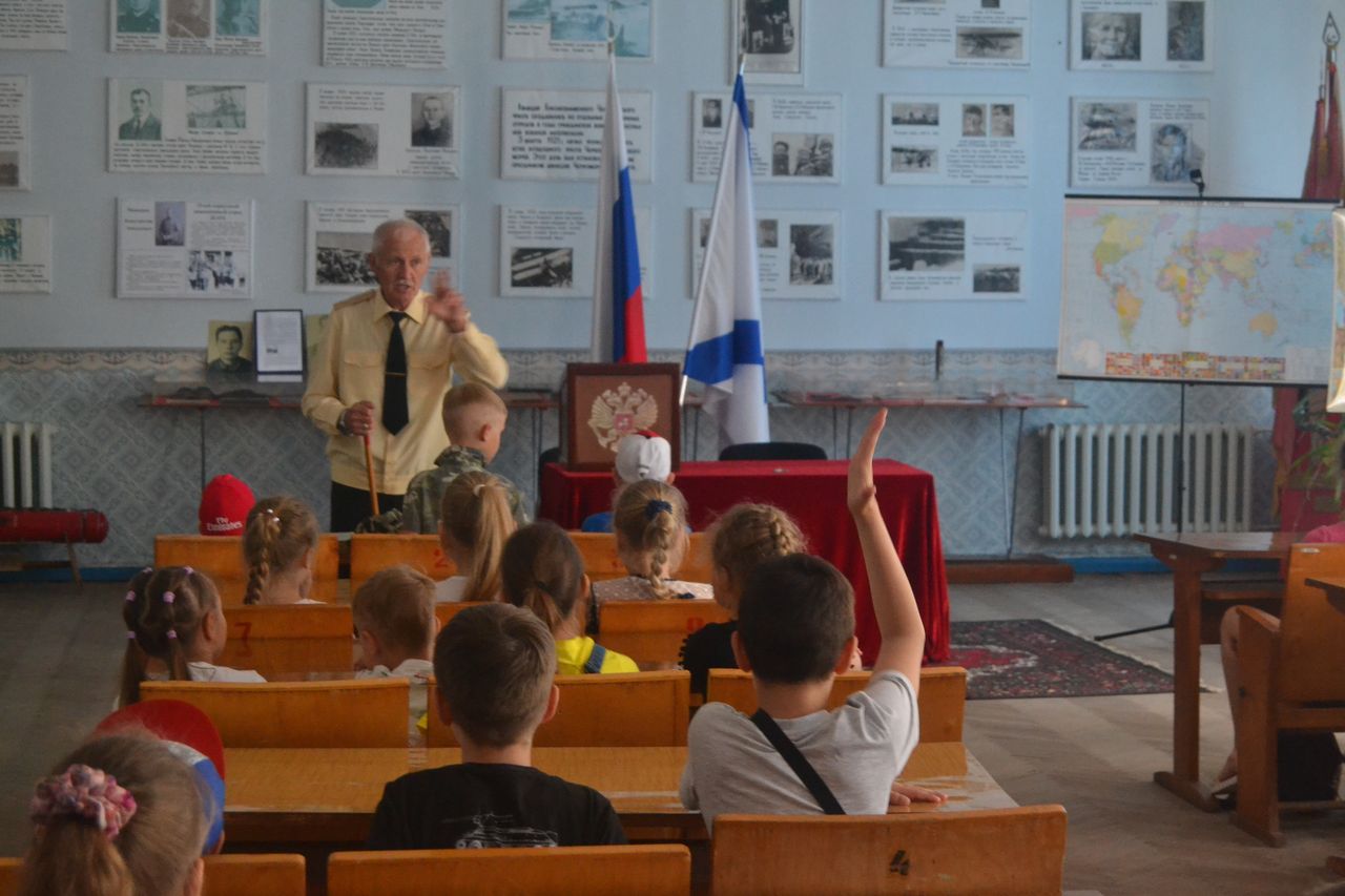 Glava VMO provjol jekskursiju so shkolnikami 01