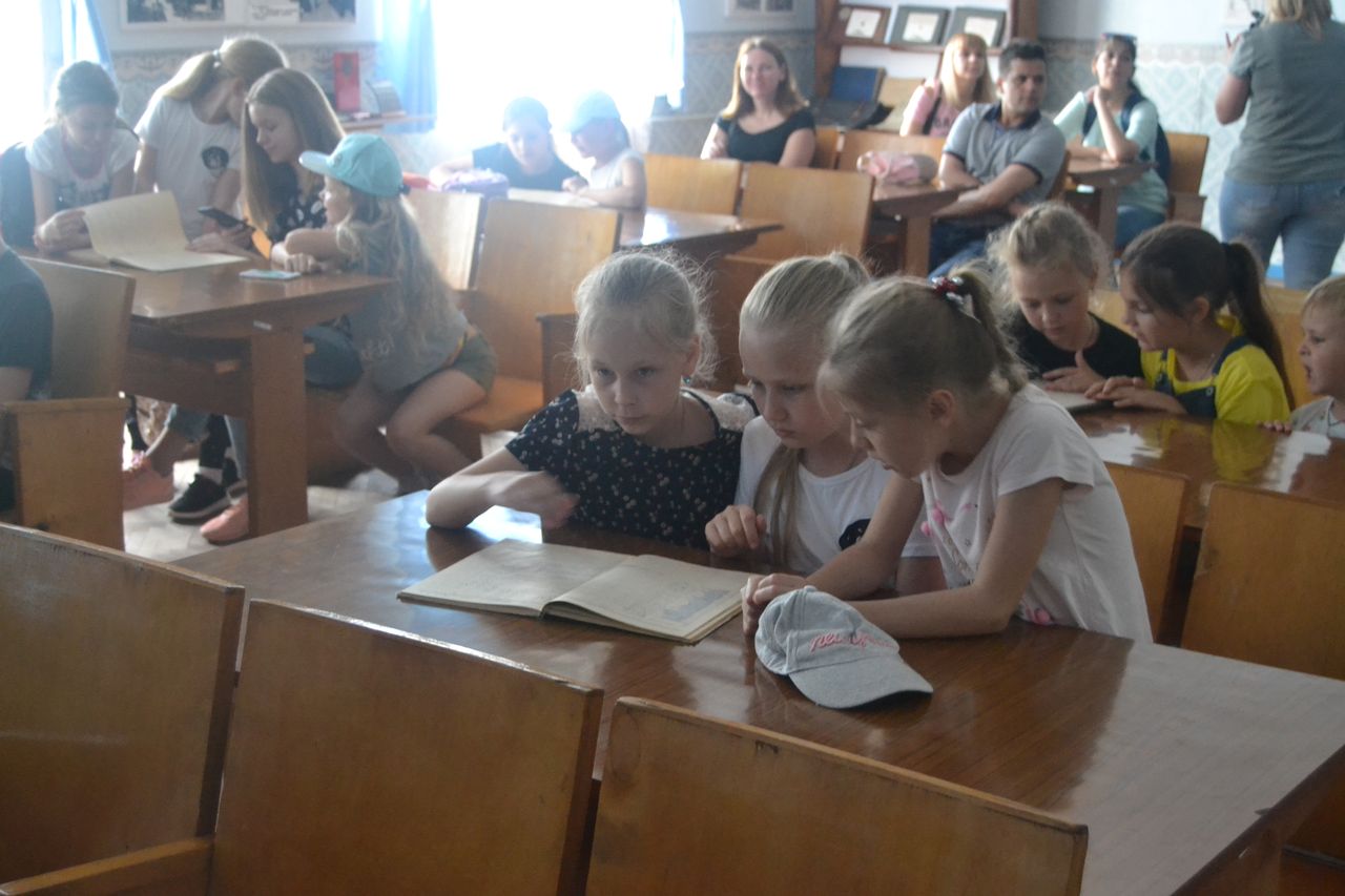 Glava VMO provjol jekskursiju so shkolnikami 01