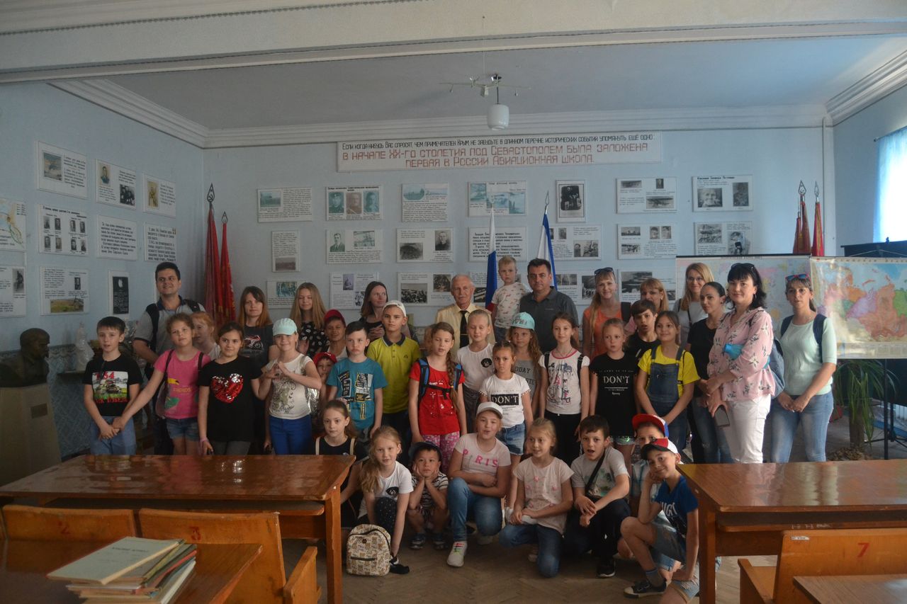 Glava VMO provjol jekskursiju so shkolnikami 01