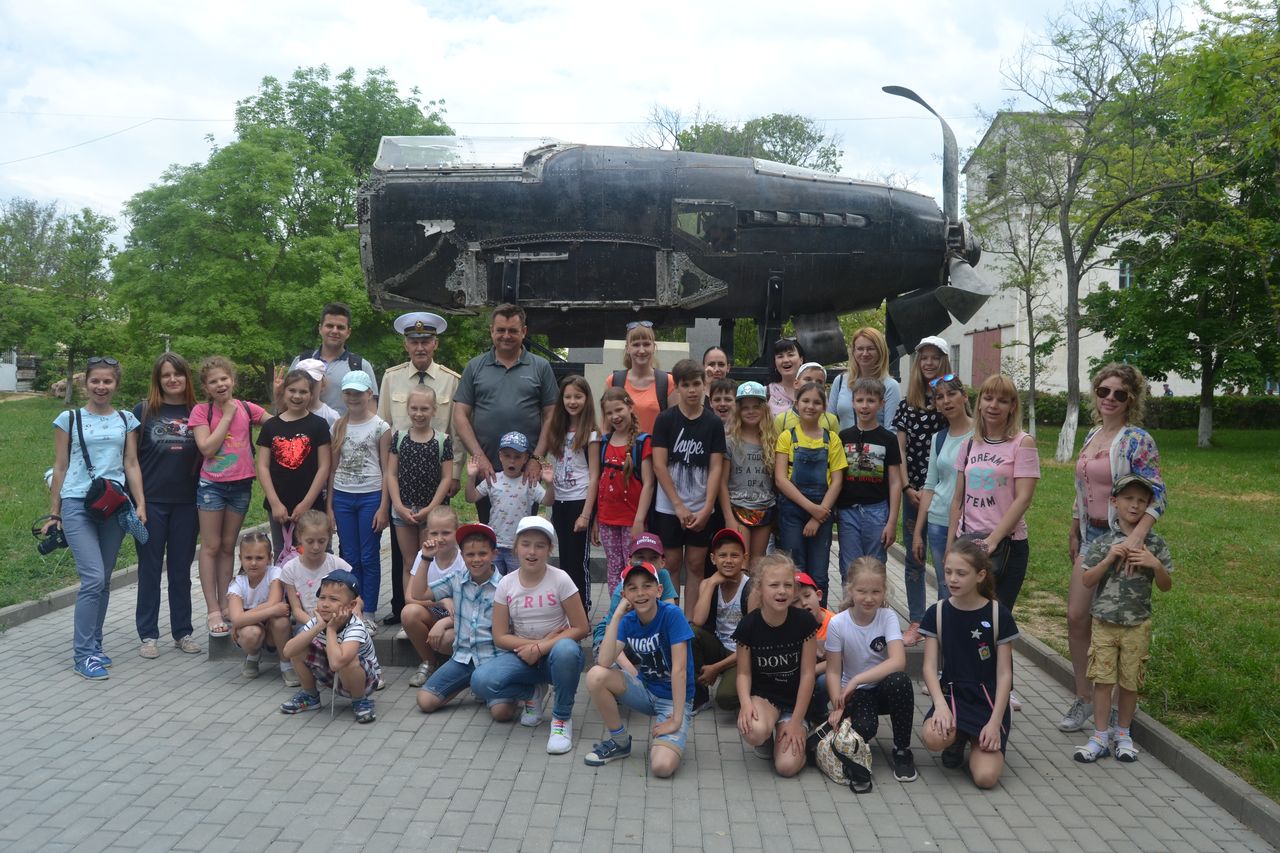 Glava VMO provjol jekskursiju so shkolnikami 01