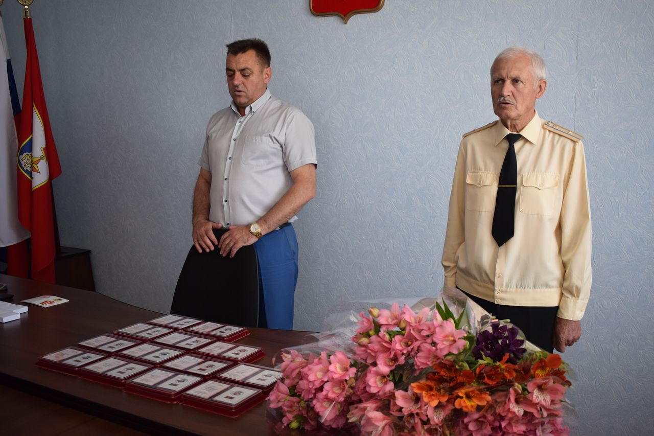 Vruchenie pamyatnoj medali v chest 75 letiya osvobozhdeniya 01