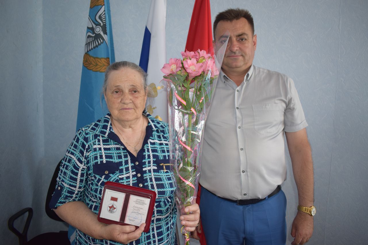 Vruchenie pamyatnoj medali v chest 75 letiya osvobozhdeniya 01