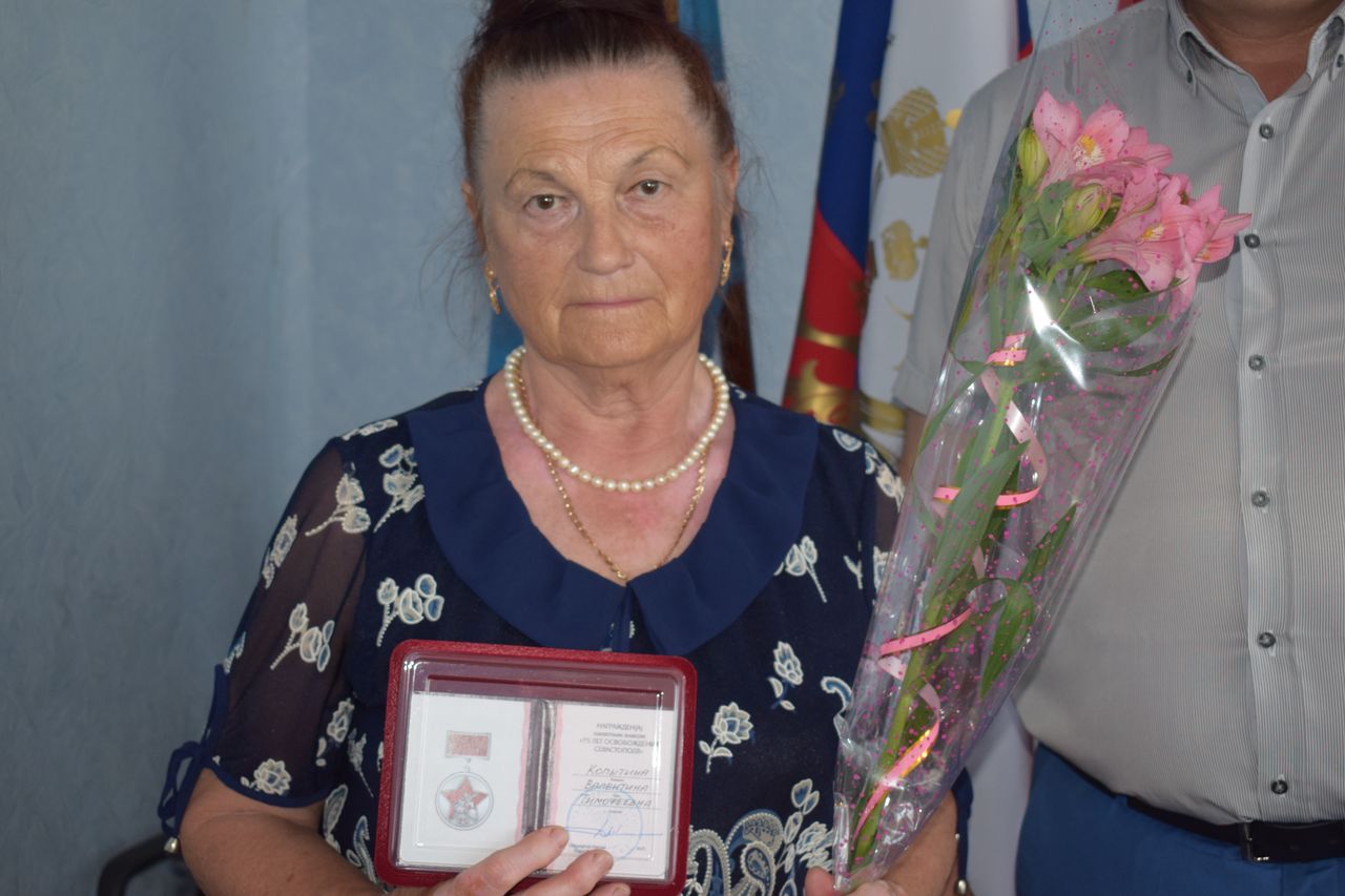 Vruchenie pamyatnoj medali v chest 75 letiya osvobozhdeniya 01