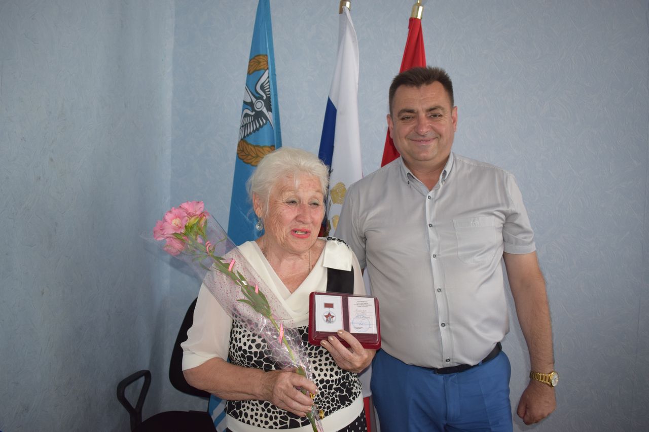 Vruchenie pamyatnoj medali v chest 75 letiya osvobozhdeniya 01