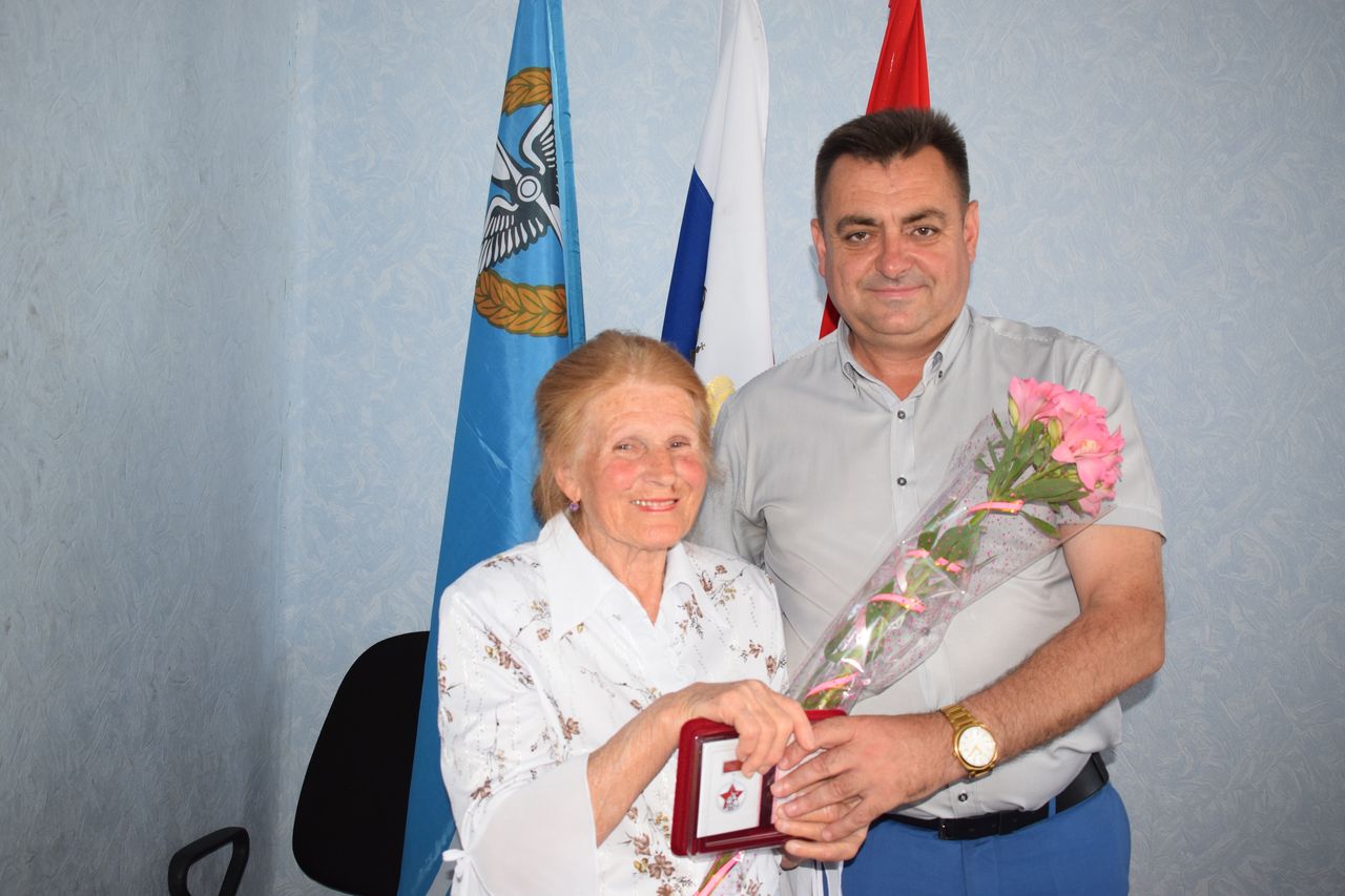 Vruchenie pamyatnoj medali v chest 75 letiya osvobozhdeniya 01