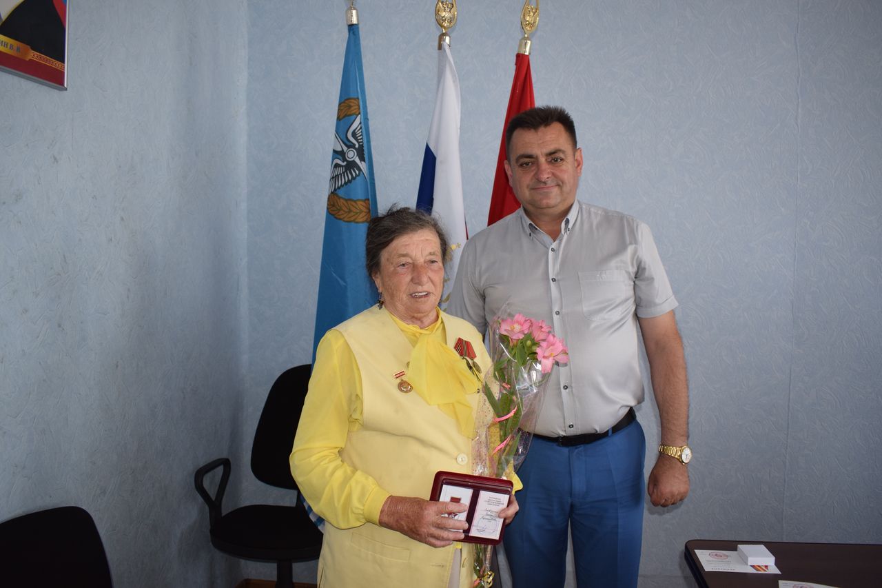 Vruchenie pamyatnoj medali v chest 75 letiya osvobozhdeniya 01