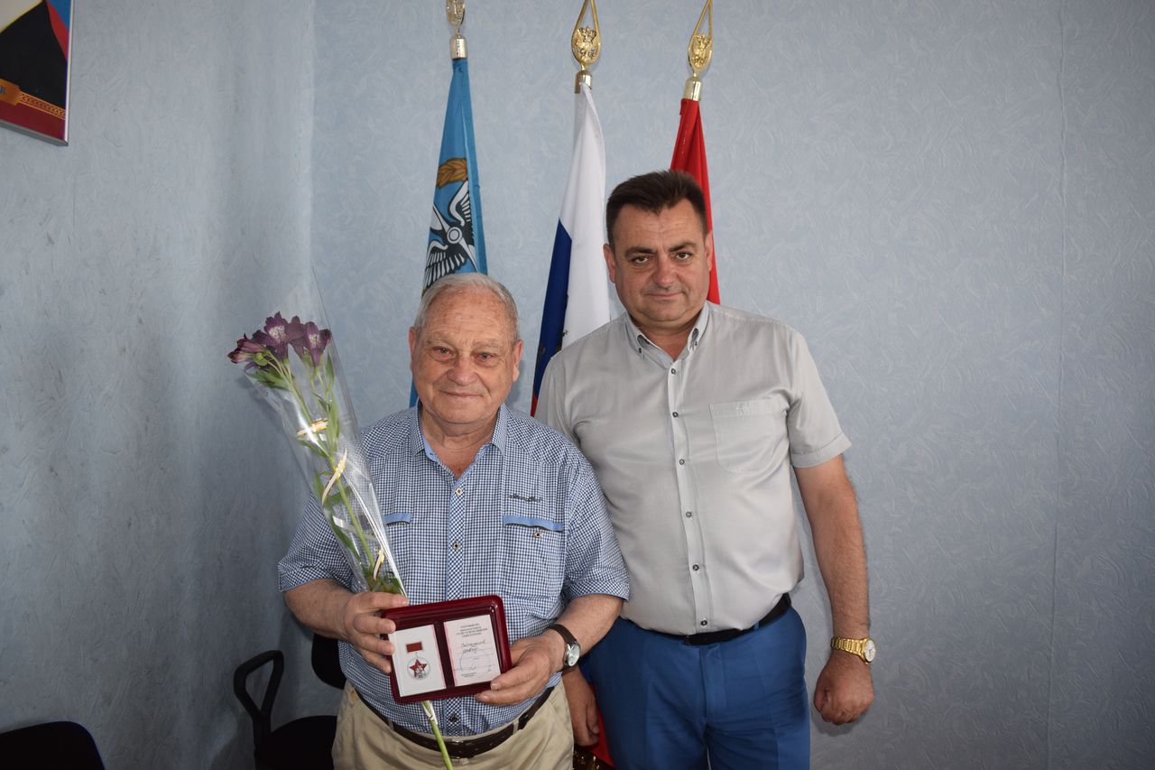 Vruchenie pamyatnoj medali v chest 75 letiya osvobozhdeniya 01