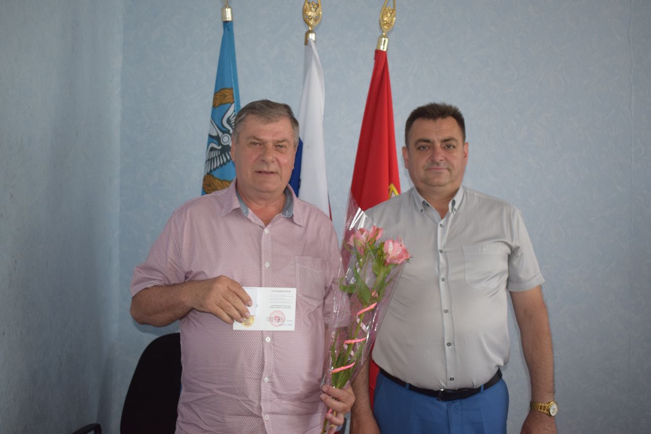 Vruchenie pamyatnoj medali v chest 75 letiya osvobozhdeniya 01