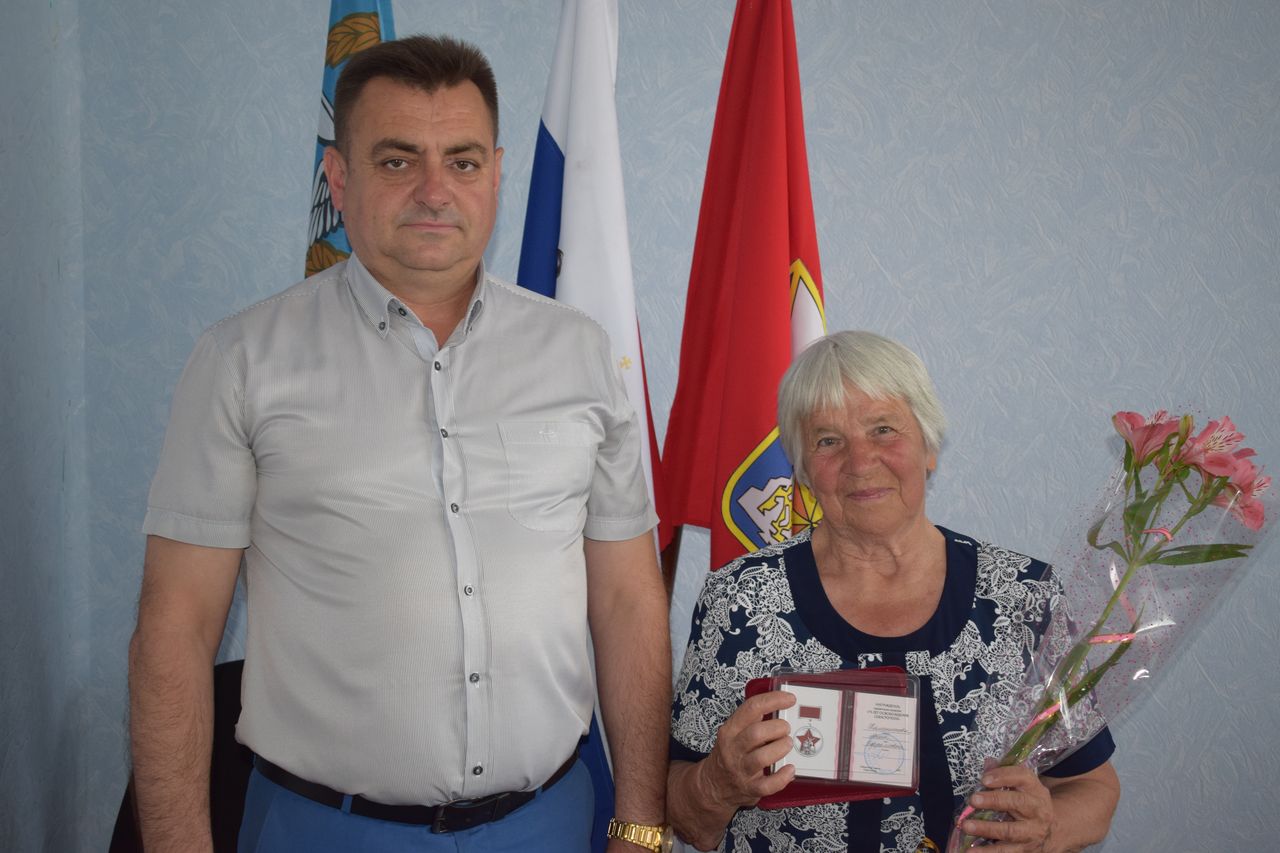 Vruchenie pamyatnoj medali v chest 75 letiya osvobozhdeniya 01