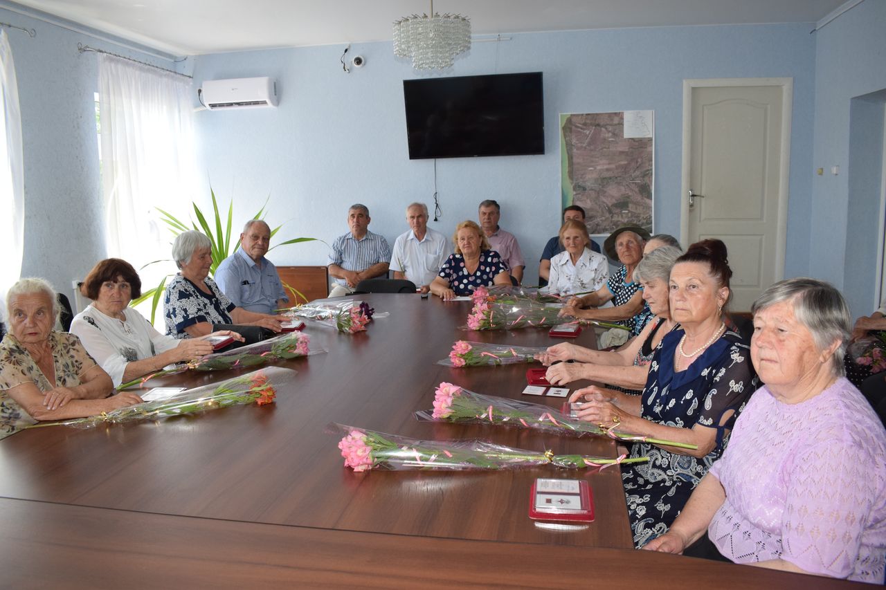 Vruchenie pamyatnoj medali v chest 75 letiya osvobozhdeniya 01