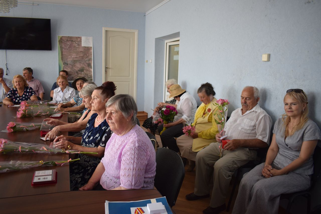 Vruchenie pamyatnoj medali v chest 75 letiya osvobozhdeniya 01