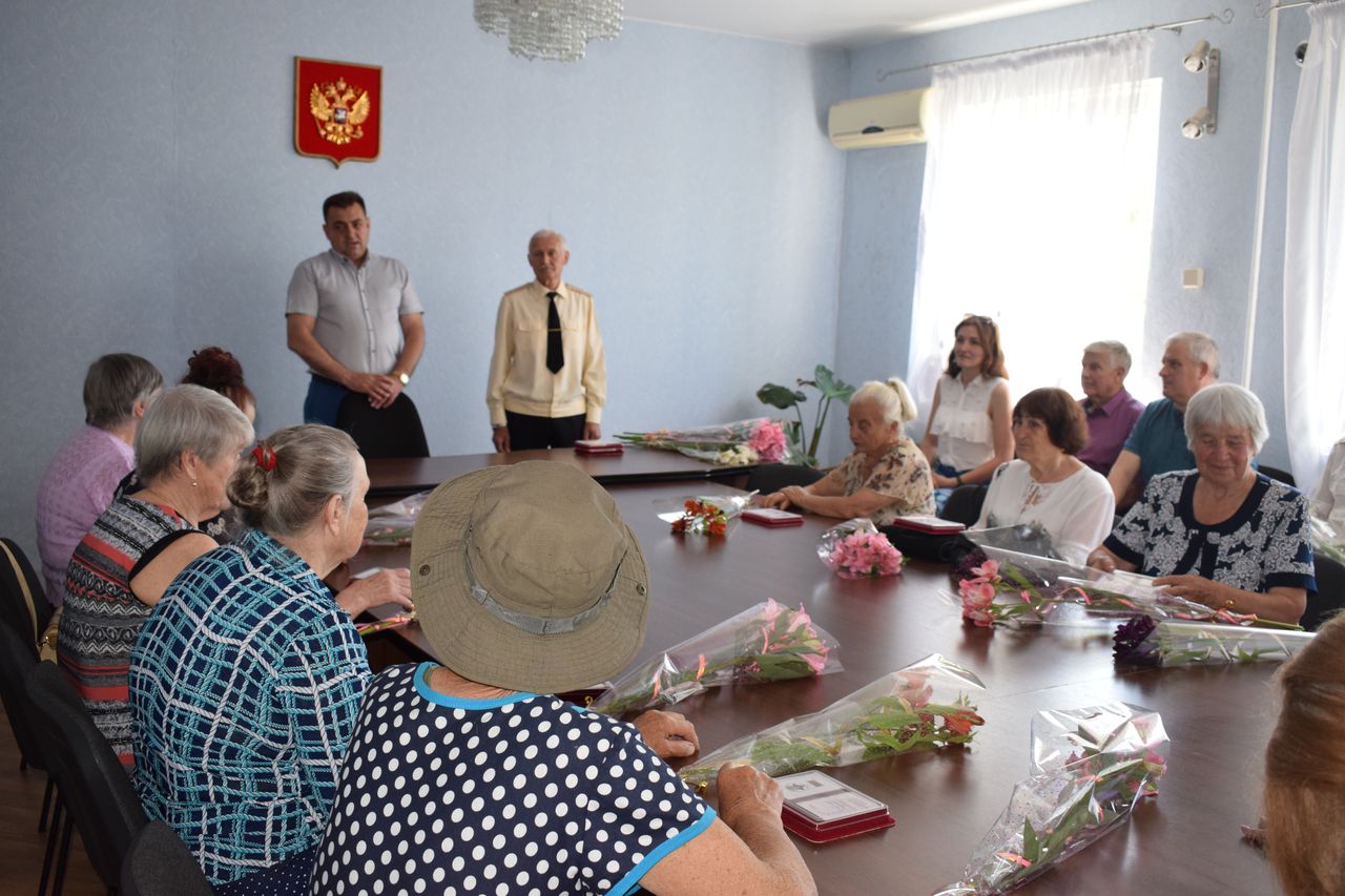 Vruchenie pamyatnoj medali v chest 75 letiya osvobozhdeniya 01