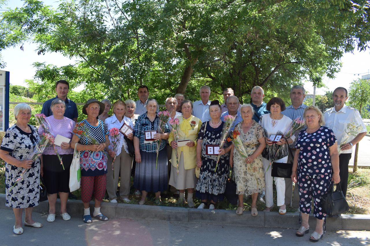 Vruchenie pamyatnoj medali v chest 75 letiya osvobozhdeniya 01