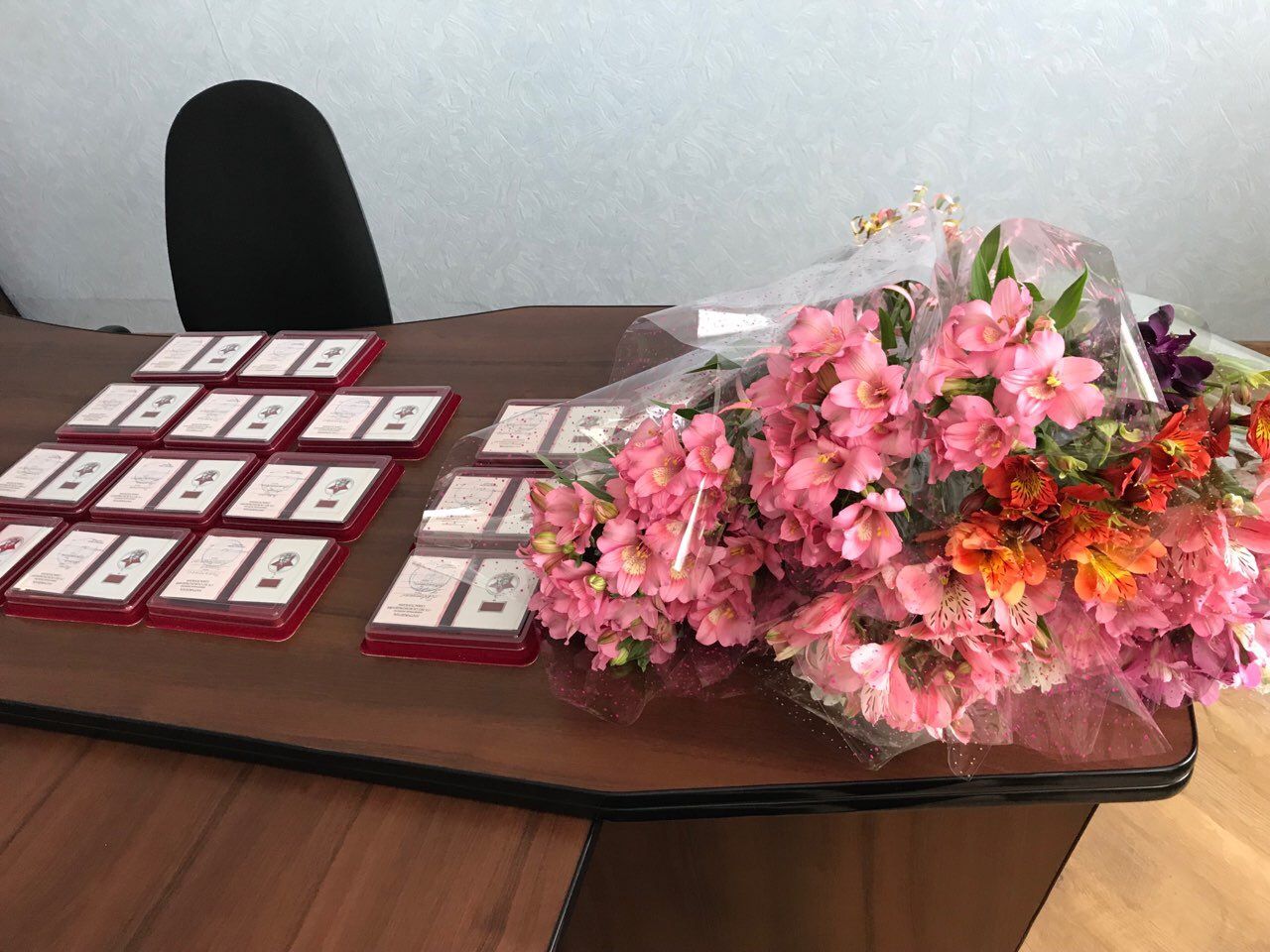 Vruchenie pamyatnoj medali v chest 75 letiya osvobozhdeniya 01