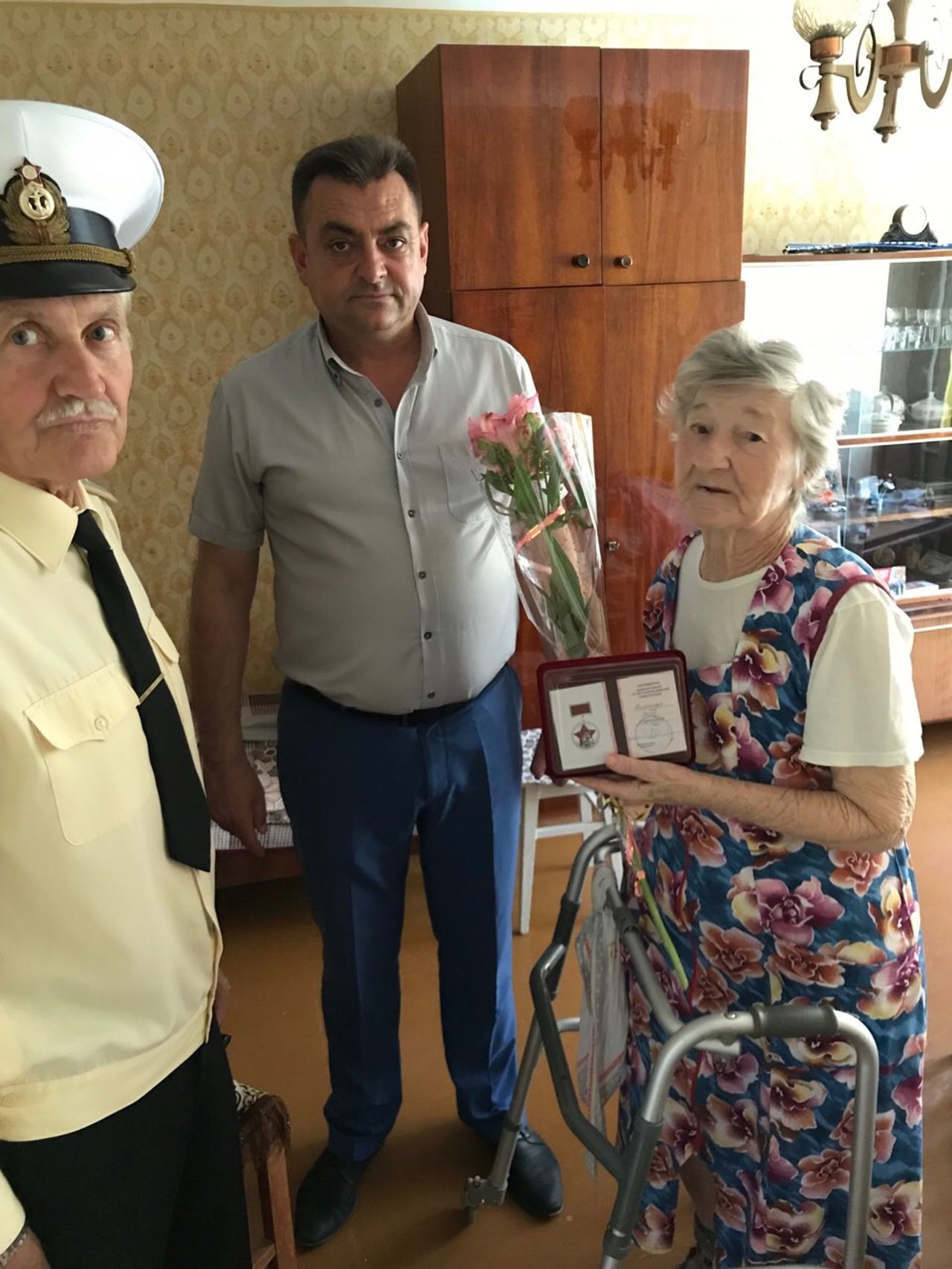 Vruchenie pamyatnoj medali v chest 75 letiya osvobozhdeniya 01