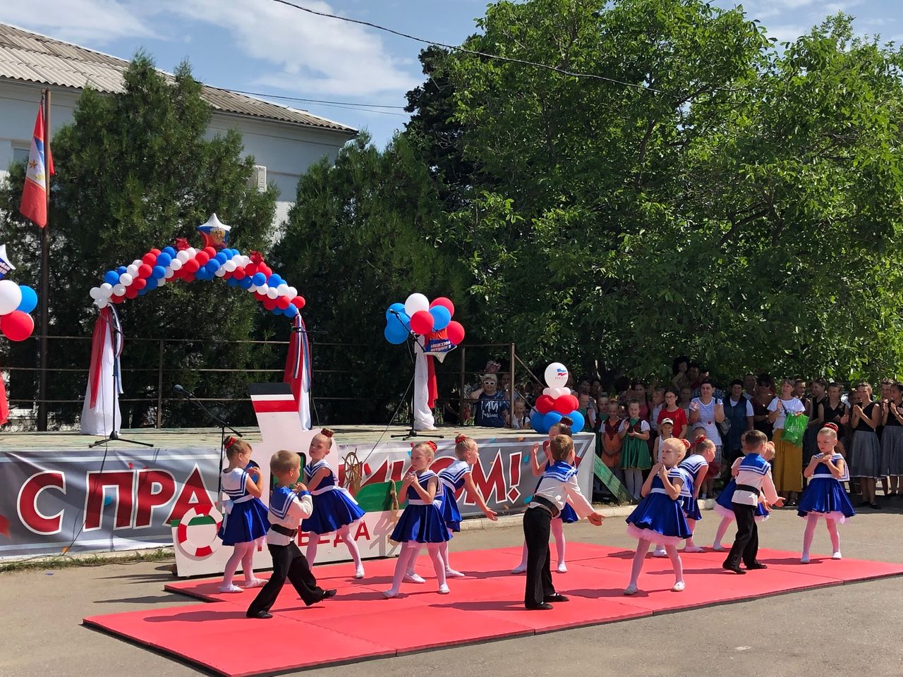 Prazdnichnyj koncert posvyashjonnyj Dnju Rossii 01