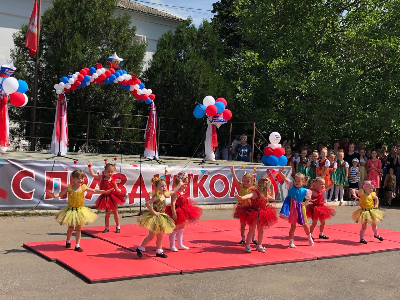 Prazdnichnyj koncert posvyashjonnyj Dnju Rossii 01