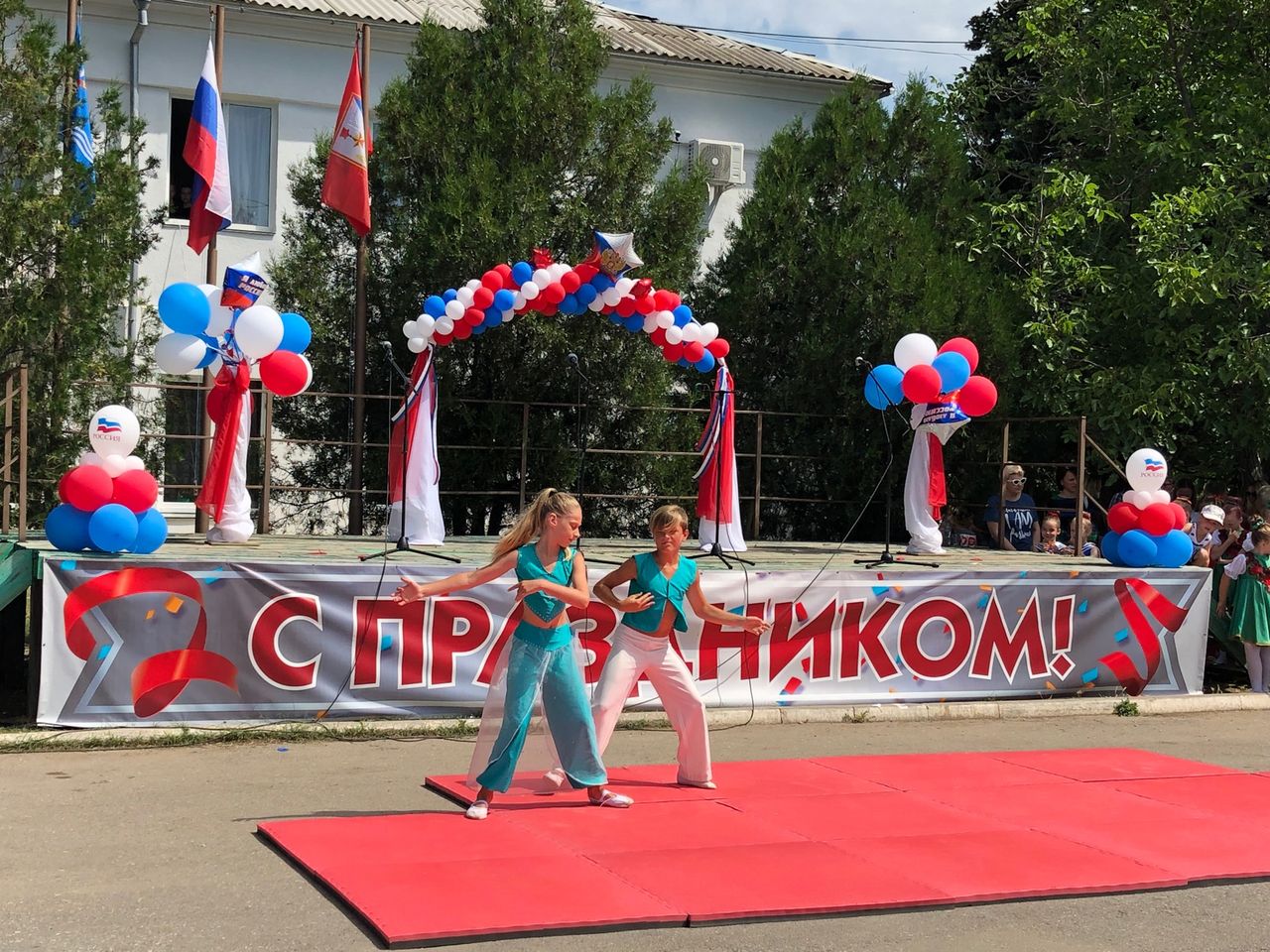 Prazdnichnyj koncert posvyashjonnyj Dnju Rossii 01