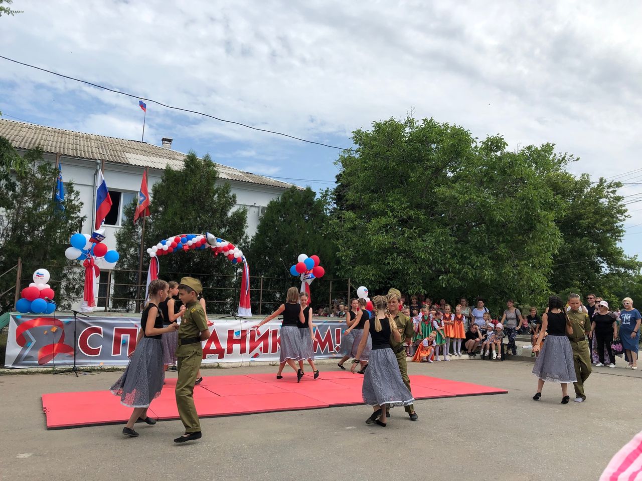 Prazdnichnyj koncert posvyashjonnyj Dnju Rossii 01