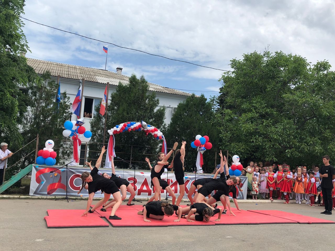 Prazdnichnyj koncert posvyashjonnyj Dnju Rossii 01