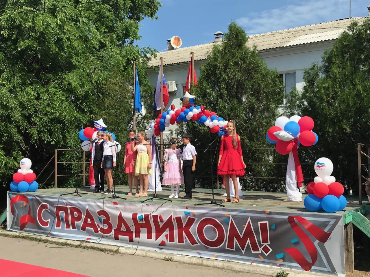 Prazdnichnyj koncert posvyashjonnyj Dnju Rossii 01