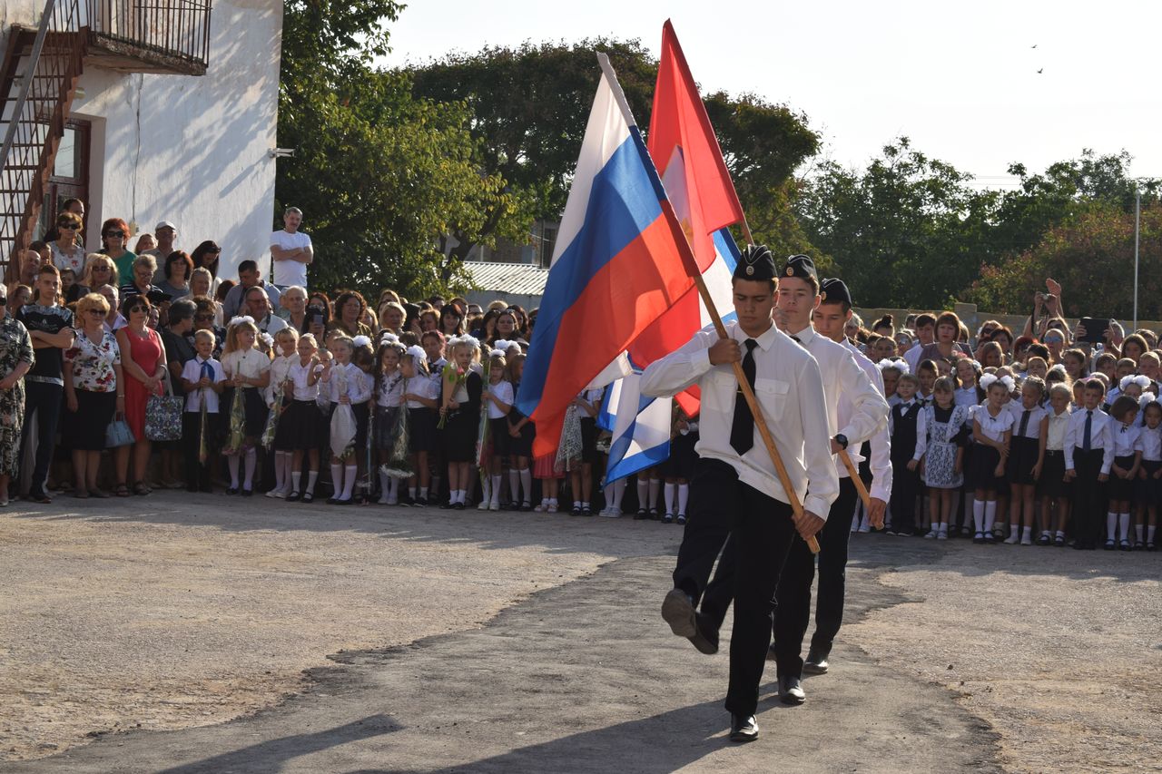 Torzhestvennaya linejka posvyashennaya Dnju Znanij 01