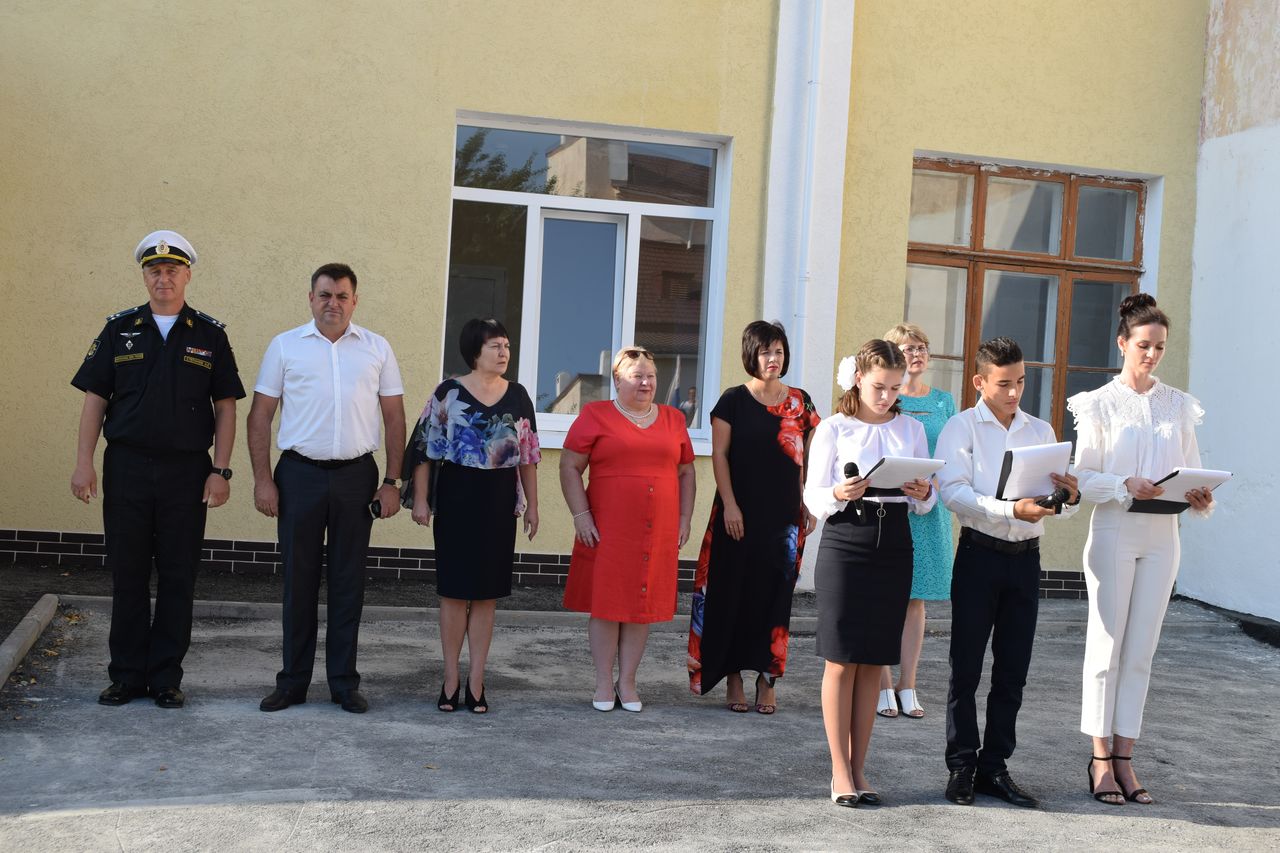 Torzhestvennaya linejka posvyashennaya Dnju Znanij 01