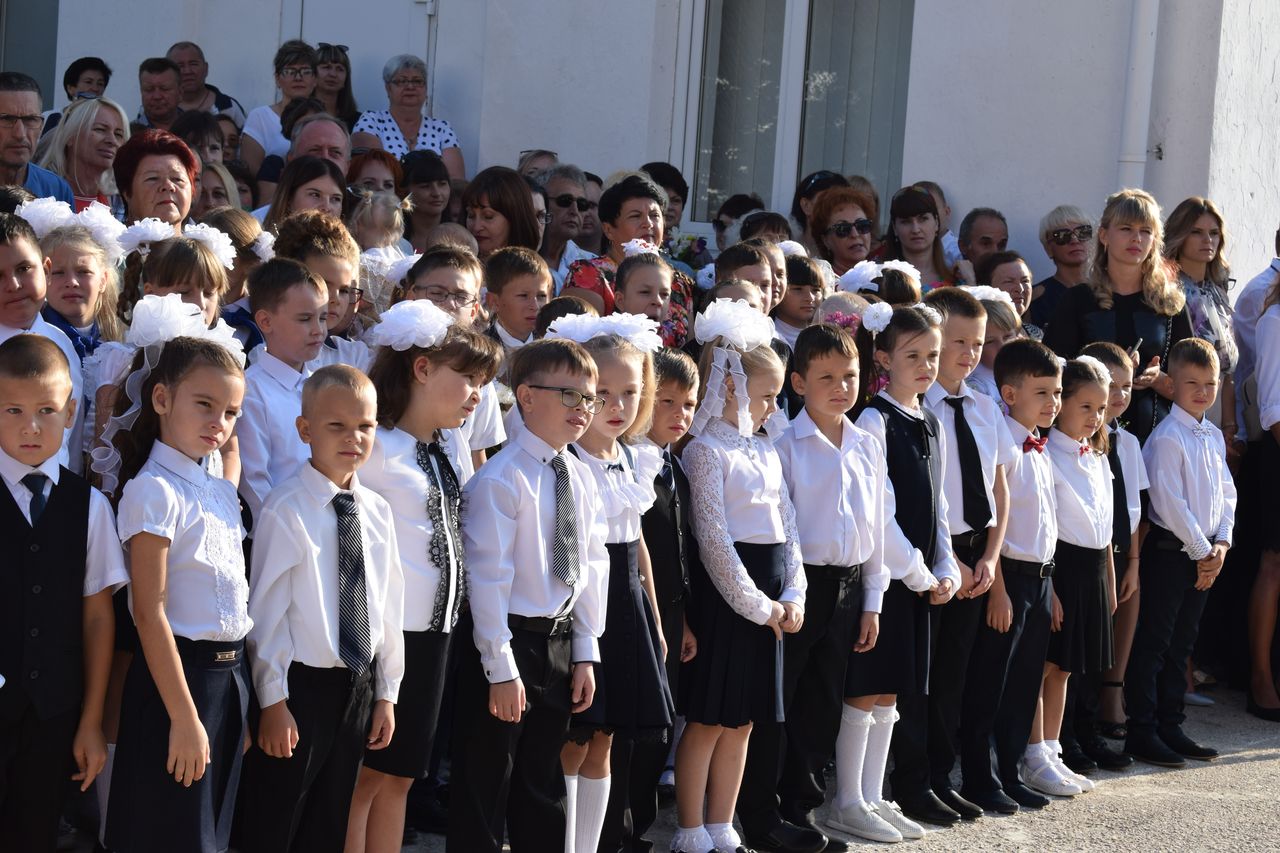 Torzhestvennaya linejka posvyashennaya Dnju Znanij 01