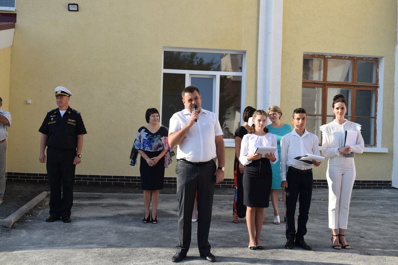 Torzhestvennaya linejka posvyashennaya Dnju Znanij 01